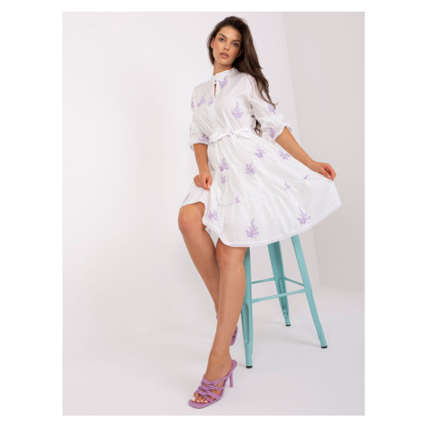 Bílé a fialové rozevláté šaty s volánem Fashionhunters