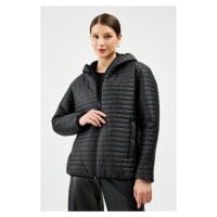 River Club Dámský černý kabát s kapucí s vnitřní podšívkou a větruodolným kabátem.