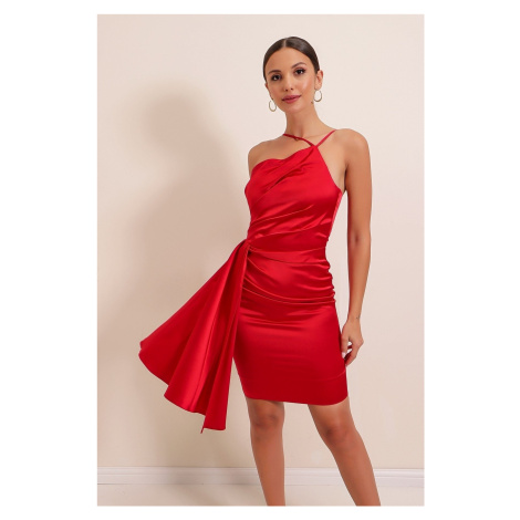 By Saygı, krátké červené šaty z lesklého saténu s jedním ramenem a řaseným podšitím.