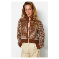 Trendyol hnědý měkký texturovaný gradientní pletený svetr