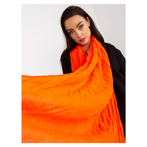 Fluo oranžový vzdušný šátek s řasením Fashionhunters
