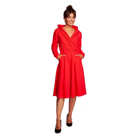 B245 Rozšířené šaty se zavinováním a kapucí - červené BeWear