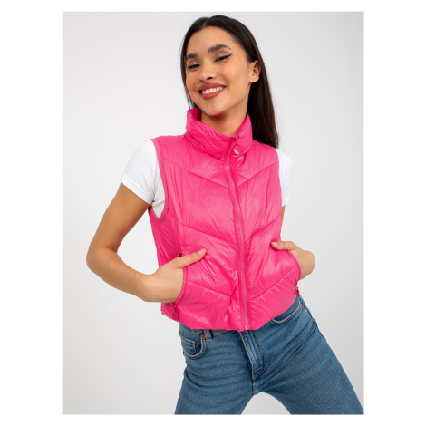 Dámská krátká péřová vesta s prošíváním - růžová Fashionhunters