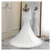 Svatební šaty pro nevěstu s dlouhými krajkovými detaily