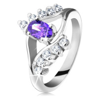 Lesklý prsten ve stříbrném odstínu s fialovým oválným zirkonem, čirá linie