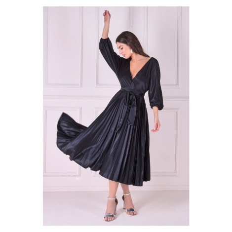 Černé lesklé midi šaty s plisovanou sukní
