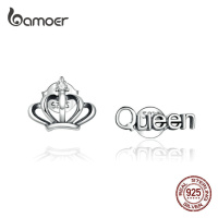 Stříbrné náušnice pecky ve tvaru koruny a nápisu queen SCE934