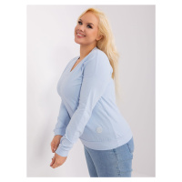 Světle modrá halenka plus size s výstřihem