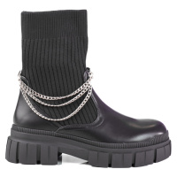 Trendy černé dámské kotníčkové boty na plochém podpatku