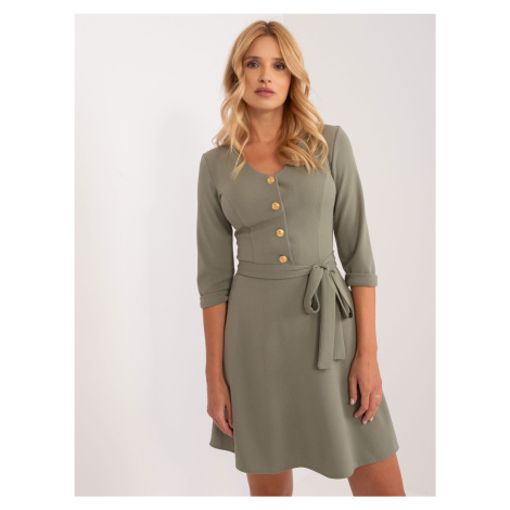 Khaki koktejlové šaty s páskem a ozdobnými knoflíky -khaki BASIC