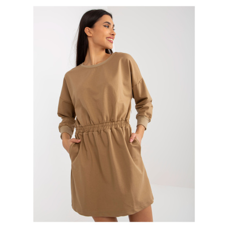 Camel mini mikinové šaty s elastickým pasem Fashionhunters