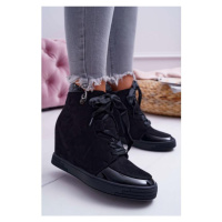 Semišové dámské Sneakers černé barvy s lakovanými vložkami
