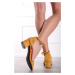 Žluté semišové sandály na hrubém podpatku 142836