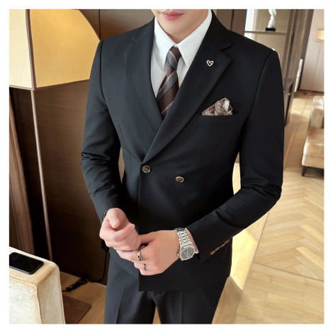 Třídílný pánský oblek s dvouřadým sakem a vestou