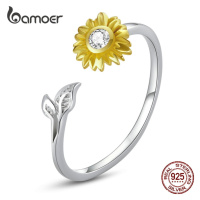 Stříbrný prsten se zlatou květinou a kamínkem