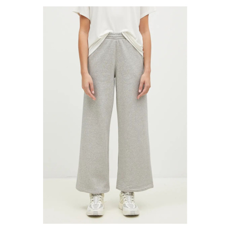 Tepláky adidas Originals Femme Galore Wideleg Fleece Pants šedá barva, melanžové, JN3028