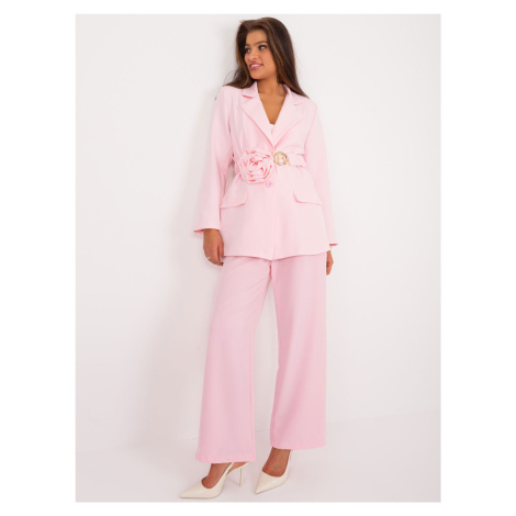 Světle růžové sako s růžovým páskem a květinou Fashionhunters