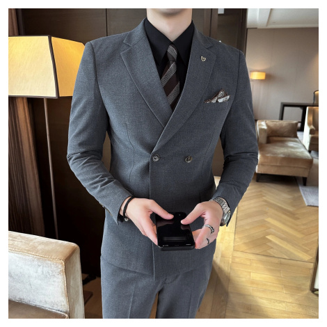 Třídílný pánský oblek s dvouřadým sakem a vestou