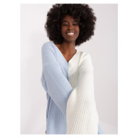 Ecru-modrý dámský oversize svetr s výstřihem