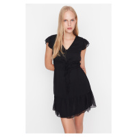 Mini šaty Trendyol A-Line s tkanou podšívkou a volánky s černým páskem