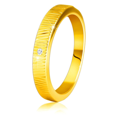 Diamantový prsten ze žlutého 14K zlata - jemné ozdobné zářezy, čirý briliant, 1,5 mm Šperky eshop