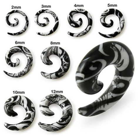 Spirálový expander do ucha bílé barvy, černý ornament - Tloušťka : 8 mm Šperky eshop
