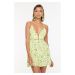 Trendyol zelené květinové vzorované zadní detailní plážové šaty