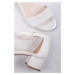 Bílé třpytivé sandály na hrubém podpatku 1-28295