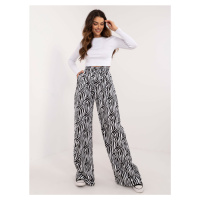 DÁMSKÝ KOMPLET - BÍLÝ CROP TOP A VZOROVANÉ KALHOTY -WHITE-BLACK Bílá