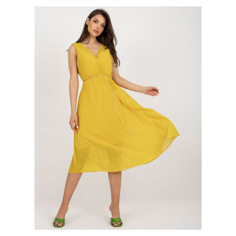Tmavě žluté rozevláté šaty s řasením Fashionhunters