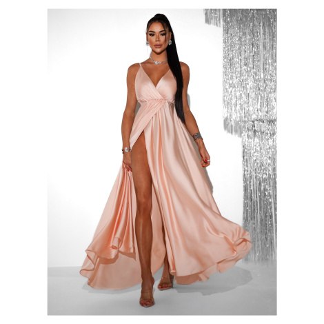 Světle růžové dlouhé lesklé šaty PERFECTLY s výstřihem