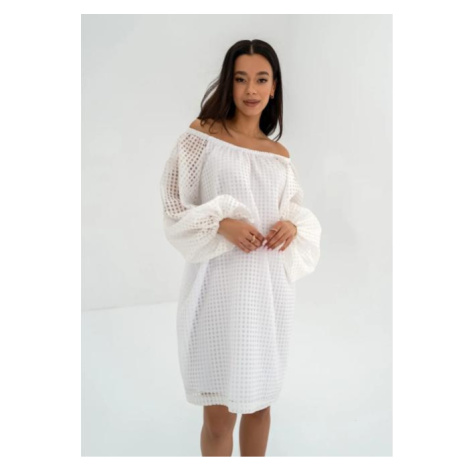 Ažurové volné šaty MOSQUITO v bílé barvě