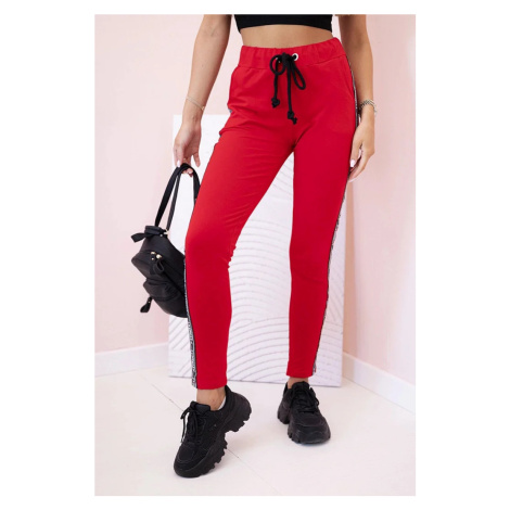 Dámské teplákové kalhoty s lampasem a šňůrkou v pase červené