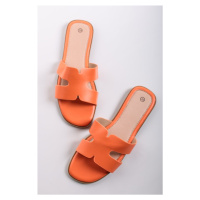 Oranžové pantofle Jordan