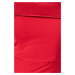 Červené přiléhavé šaty spuštěné na ramena