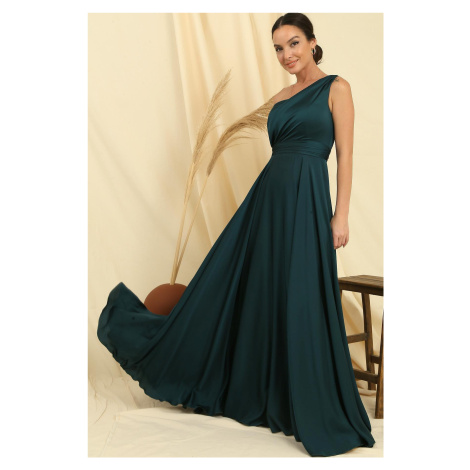 Šaty By Saygı One-Shoulder Crepe Satin s drapováním a lnem, široký střih.