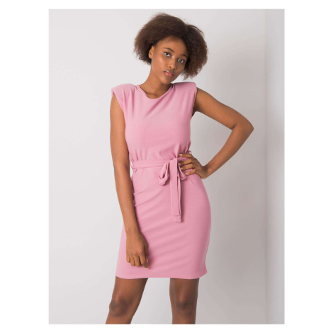 RUE PARIS Růžové dámské šaty s opaskem Fashionhunters