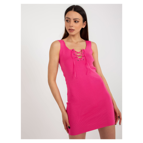 Tmavě růžové vypasované pletené šaty Fashionhunters