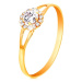 Prsten ve žlutém 14K zlatě - zářivý kvítek z čirých zirkonů, výřezy na ramenech