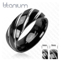 Titanový prsten černé barvy - úzké šikmé zářezy ve stříbrném odstínu