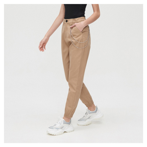 Cropp - Kalhoty joggers high waist s řetízkem - Béžová