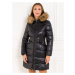 Dámská zimní bunda s kapucí a kožešinou černá