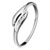 Briliantový prsten v bílém 14K zlatě - mírně zahnuté lístečky, tři čiré diamanty