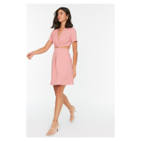 Trendyol Světle růžový pas Detailní tkané šaty