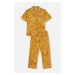 Dagi hořčicová souprava pyžam s límečkem a potiskem, ve velikosti plus.