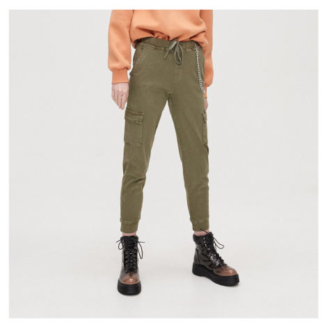 Cropp - Kalhoty cargo joggers s ozdobným řetízkem - Khaki