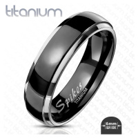 Prsten z titanu - hladká obroučka s vystupujícím černým středem a okraji ve stříbrné barvě, 6 mm