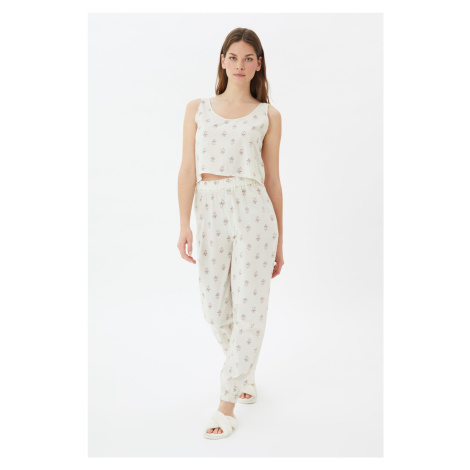 Trendyol bílá tkaná pyžamová souprava s květinovým vzorem