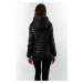 Černá prošívaná dámská bunda s kapucí (B9561)