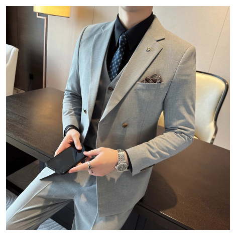 Třídílný pánský oblek s dvouřadým sakem a vestou